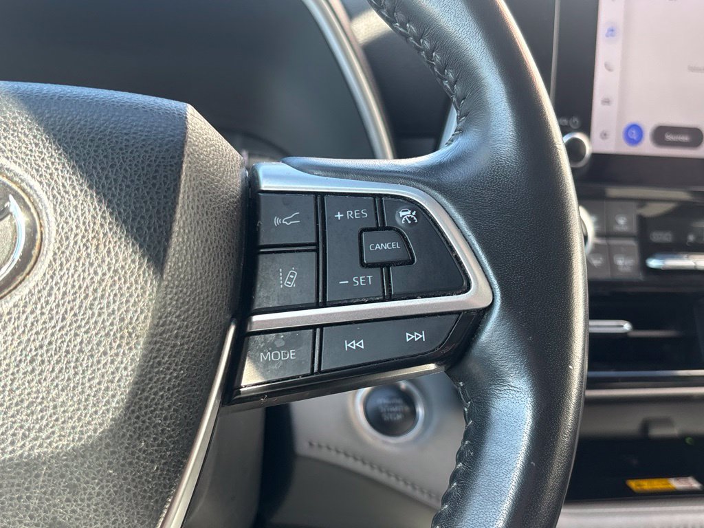Used 2024 Toyota Highlander XLE AWD/4WD image 25