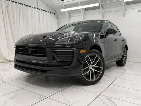 Certified 2025 Porsche Macan image 8