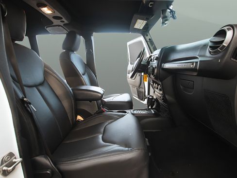 Used 2018 Jeep Wrangler Unlimited Sport S AWD/4WD image 14