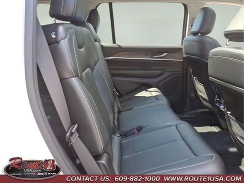 Used 2023 Jeep Grand Cherokee L Limited w/ Black Appearance Package AWD/4WD image 15