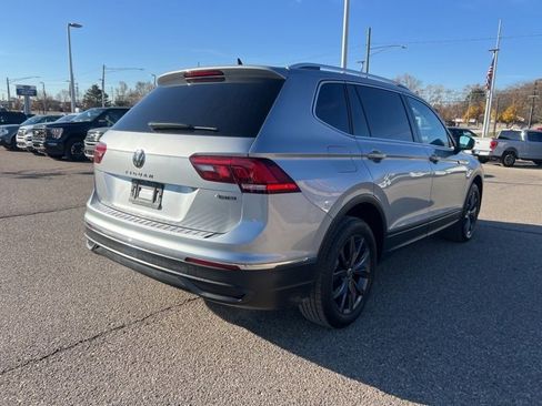 Used 2022 Volkswagen Tiguan SE w/ Panoramic Sunroof Package image 3