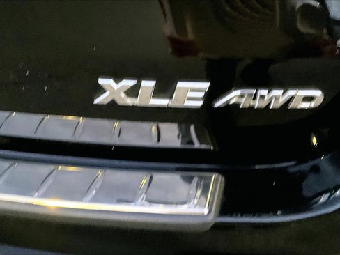 Used 2017 Toyota Highlander XLE image 8