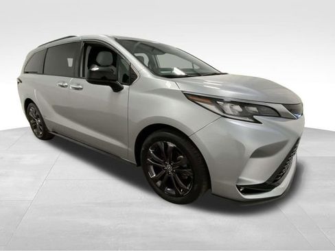 Used 2022 Toyota Sienna XSE w/ XSE Plus Package image 6