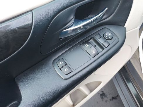 Used 2016 Dodge Grand Caravan American Value Package w/ UConnect Hands-Free Group image 18