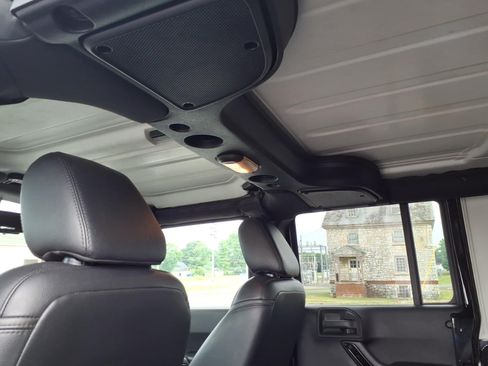 Used 2015 Jeep Wrangler Unlimited Sahara AWD/4WD image 7
