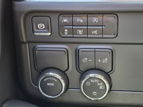 Used 2025 Chevrolet Suburban LT RWD image 31