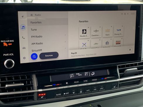 Used 2025 Toyota Sienna XLE image 22