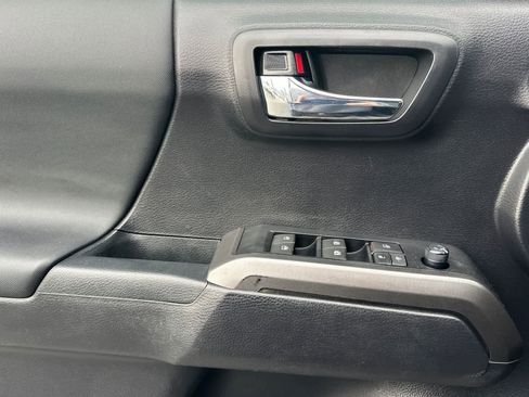 Used 2021 Toyota Tacoma TRD Off-Road image 12