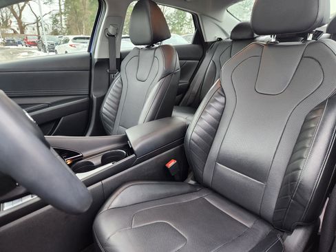 Certified 2023 Hyundai Elantra Limited w/ Preferred Accessory Package image 7