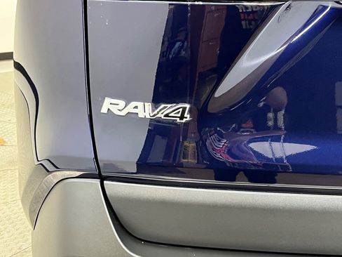 Used 2021 Toyota RAV4 XLE Premium image 9