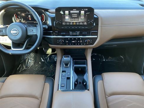 New 2025 Nissan Pathfinder Platinum image 17