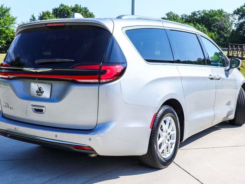 Used 2021 Chrysler Pacifica Touring-L FWD image 17