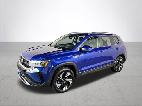 Certified 2024 Volkswagen Taos SE w/ Panoramic Sunroof Package image 2