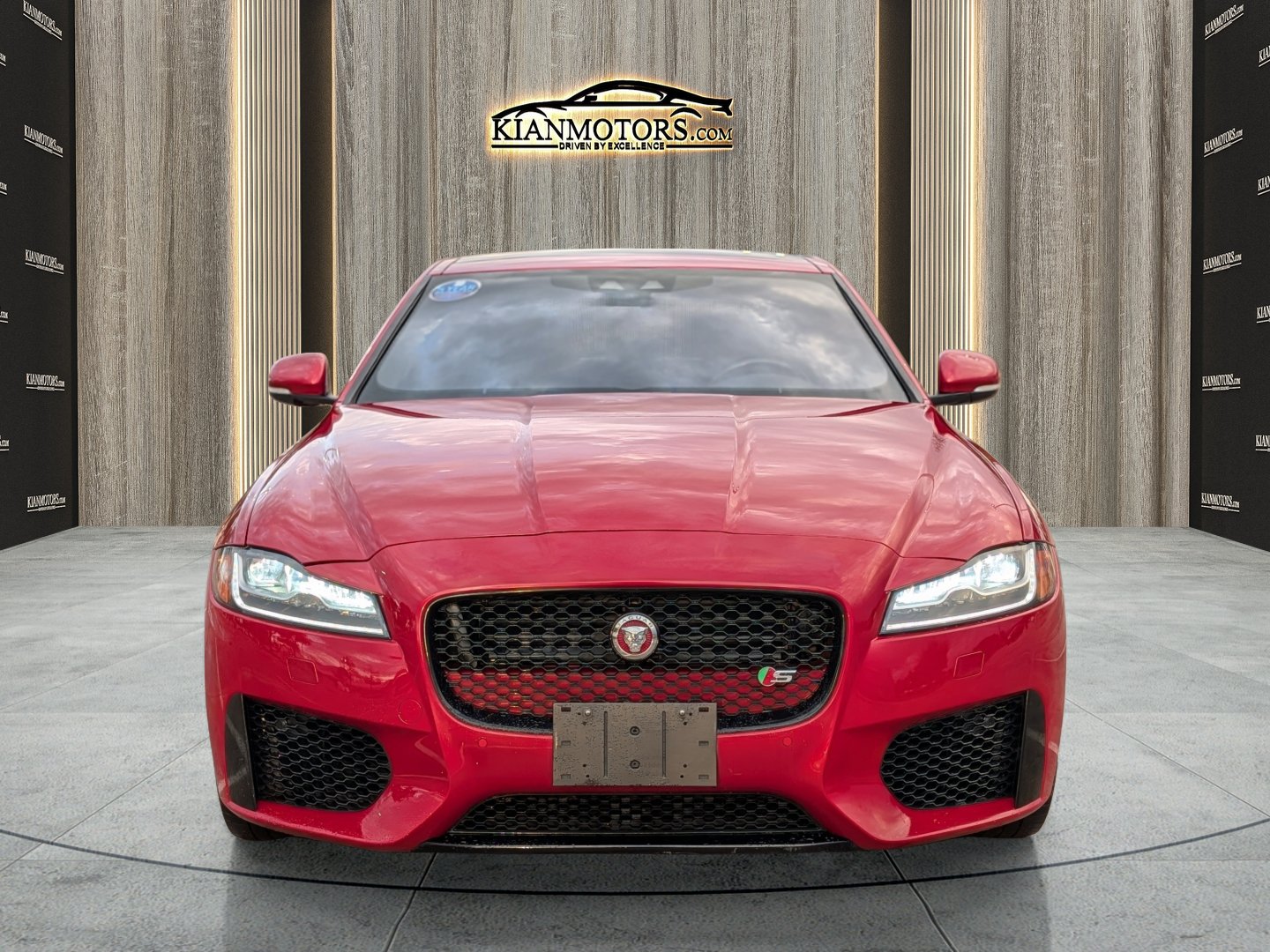 Used 2018 Jaguar XF S RWD image 4