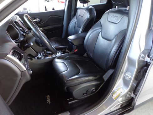 Used 2019 Jeep Cherokee Limited w/ Luxury Group AWD/4WD image 13