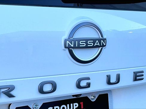 Used 2024 Nissan Rogue S image 9
