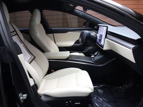 Used 2022 Tesla Model S Plaid image 9