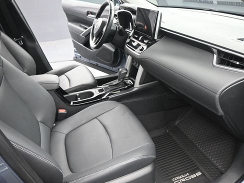 Used 2023 Toyota Corolla Cross XLE image 22