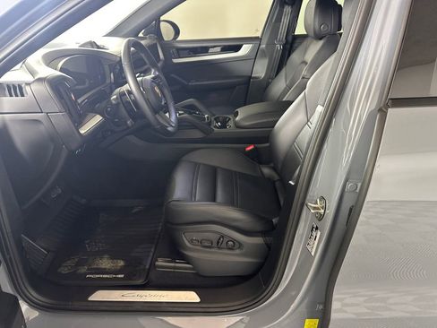 Used 2025 Porsche Cayenne Coupe image 3