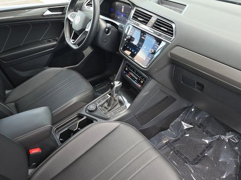 Used 2022 Volkswagen Tiguan SE image 17