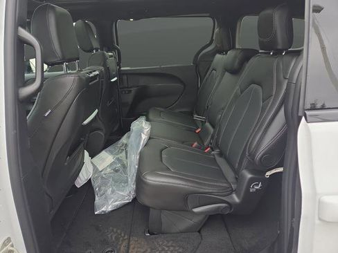 New 2026 Chrysler Pacifica Select image 32