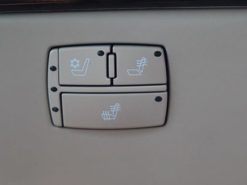 Used 2011 Cadillac DTS Luxury FWD image 32
