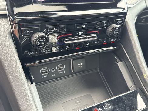 New 2025 Jeep Grand Cherokee Laredo w/ Luxury Tech Group I image 27