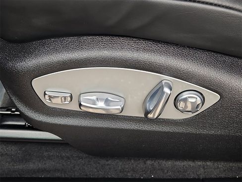 Certified 2025 Porsche Macan image 28