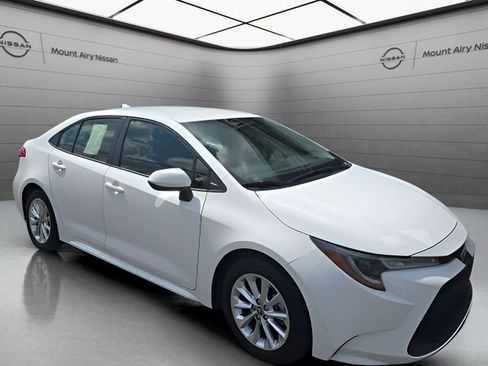 Used 2018 Toyota Camry SE image 2