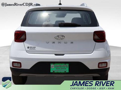 Used 2025 Hyundai Venue SEL FWD image 5