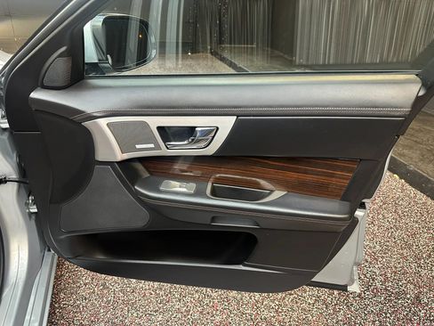 Used 2011 Jaguar XF Premium RWD image 29