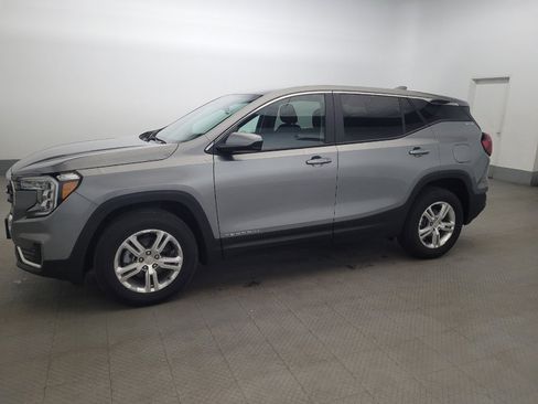 Used 2024 GMC Terrain SLE AWD/4WD image 2
