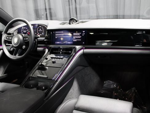 Certified 2025 Porsche Panamera 4 image 22