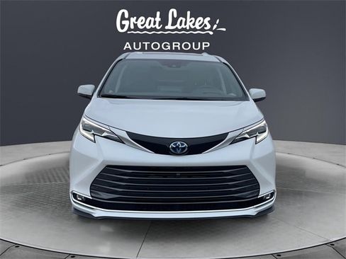 Used 2024 Toyota Sienna Platinum image 8