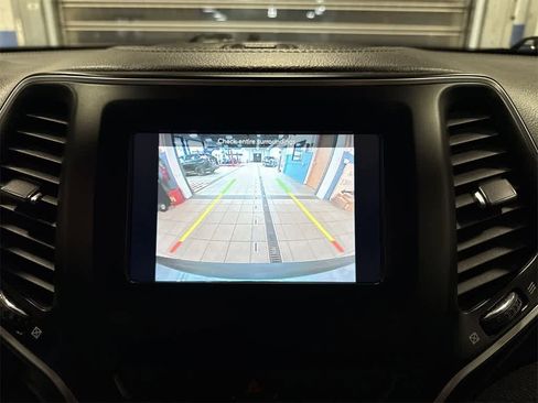 Used 2019 Jeep Cherokee Latitude w/ Cold Weather Group image 23