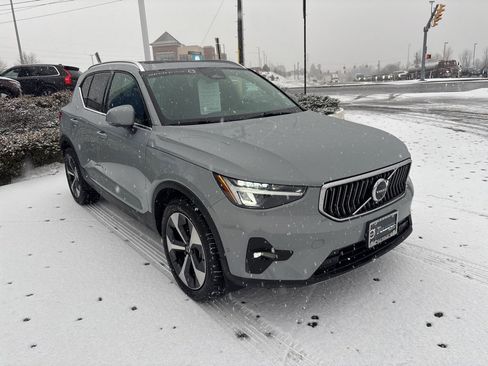 Certified 2025 Volvo XC40 B5 Plus image 3