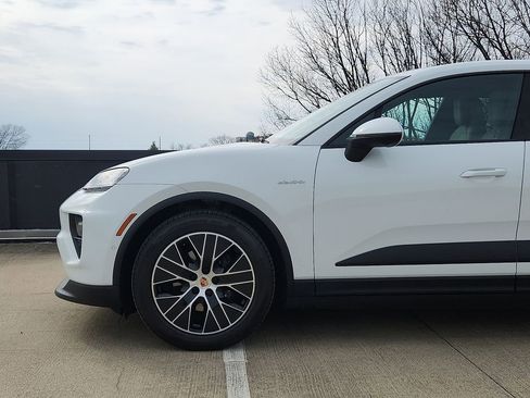Certified 2025 Porsche Macan Electric image 6