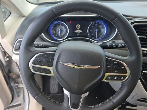Used 2024 Chrysler Pacifica Touring-L FWD image 3