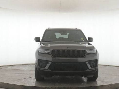 Used 2023 Jeep Grand Cherokee Altitude image 12