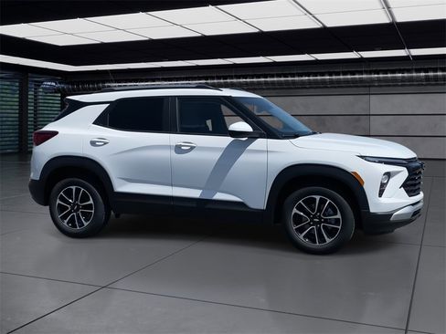 New 2025 Chevrolet TrailBlazer LT w/ LPO, Blackout Package image 2