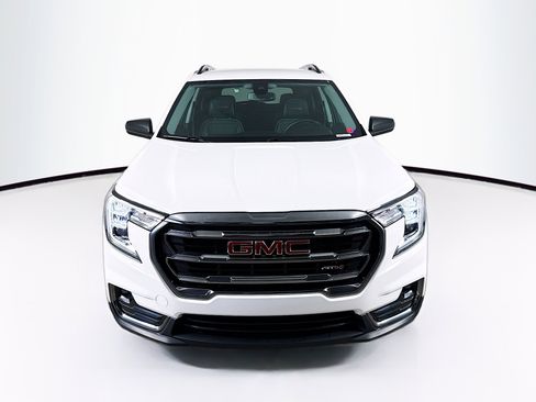 Used 2024 GMC Terrain AT4 image 3