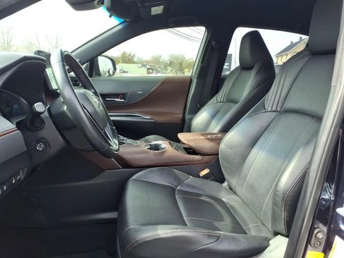 Used 2021 Toyota Venza Limited image 27