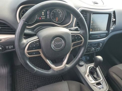 Used 2017 Jeep Cherokee Latitude w/ Cold Weather Group AWD/4WD image 18