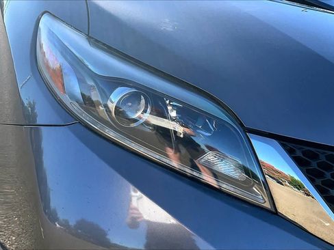 Certified 2017 Toyota Sienna SE Premium FWD image 27