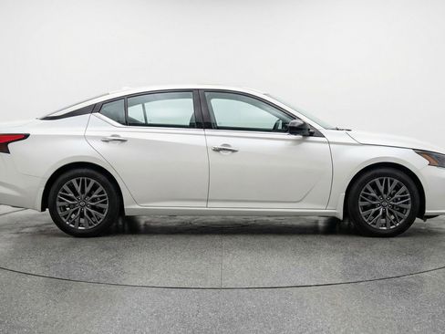 Used 2025 Nissan Altima 2.5 SV image 11