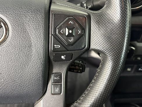 Used 2018 Toyota Tacoma TRD Off-Road w/ Technology Package AWD/4WD image 18