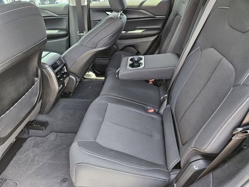 Used 2023 Jeep Grand Cherokee Laredo X AWD/4WD image 17
