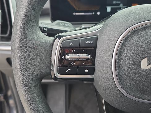 Certified 2025 Kia Sorento LX image 32