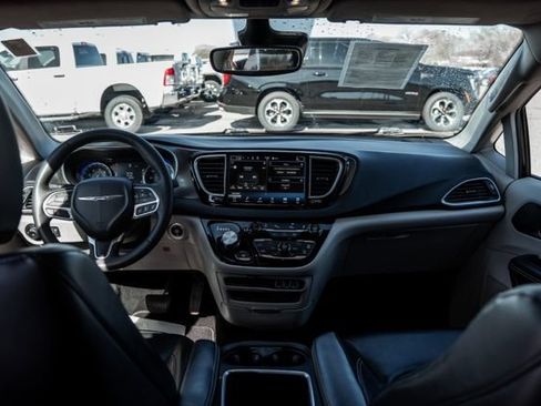 Used 2023 Chrysler Pacifica Touring-L FWD image 12
