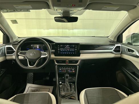 Certified 2025 Volkswagen Taos SE image 23